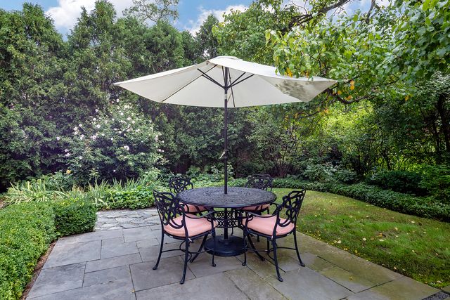 911 Queens Lane, Glenview, IL 60025