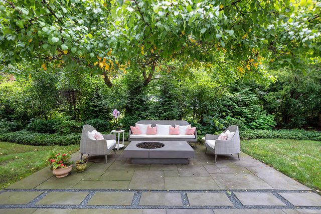 911 Queens Lane, Glenview, IL 60025