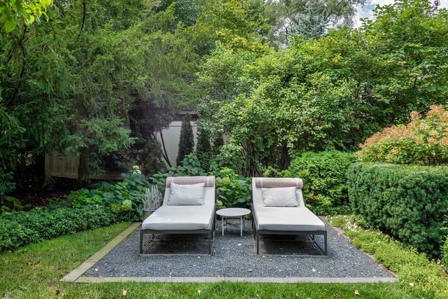 911 Queens Lane, Glenview, IL 60025