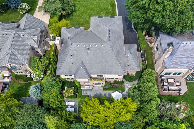 911 Queens Lane, Glenview, IL 60025