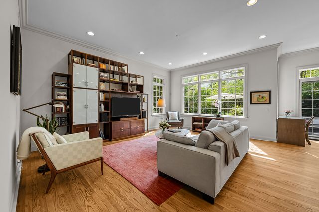 911 Queens Lane, Glenview, IL 60025