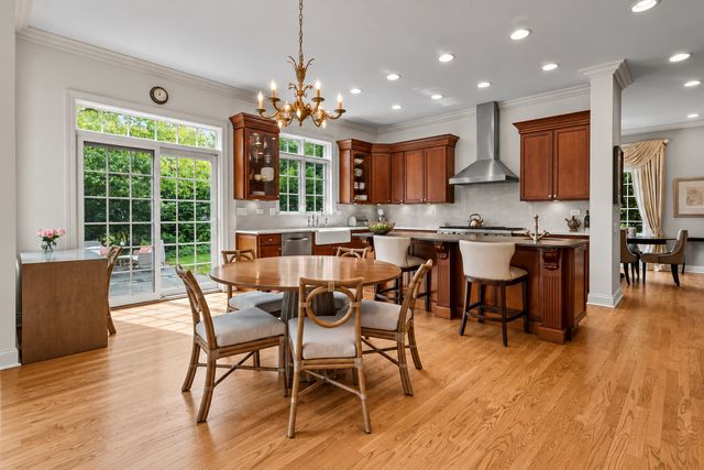 911 Queens Lane, Glenview, IL 60025