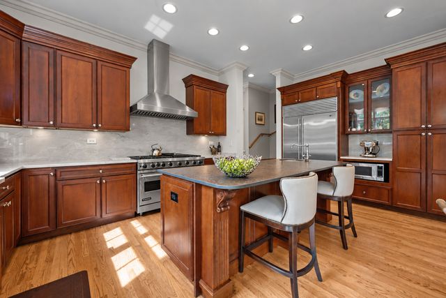 911 Queens Lane, Glenview, IL 60025