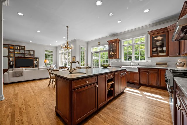 911 Queens Lane, Glenview, IL 60025