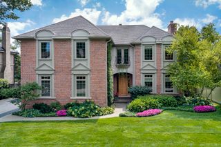 911 Queens Lane, Glenview, IL 60025