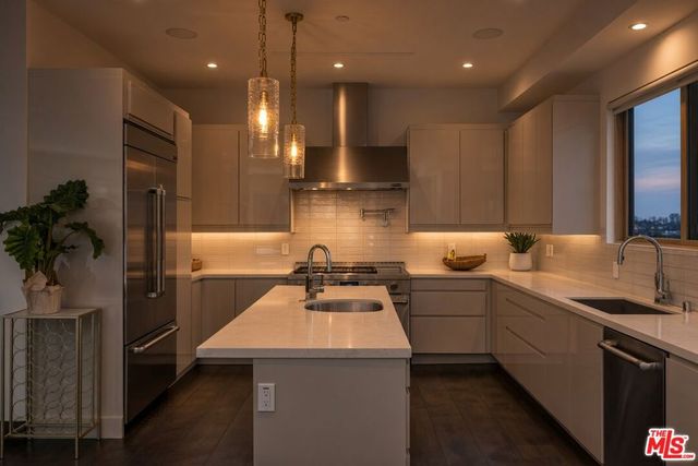 2408 Castle Heights Avenue, Los Angeles, CA 90034
