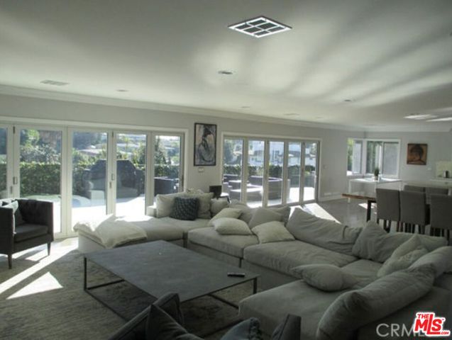 6008 S Chariton Avenue, Los Angeles, CA 90056