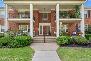 27557 W Echo Valley 153, Farmington Hills, MI 48334