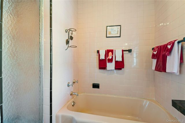 1026 W Broadway, Woodmere, NY 11598