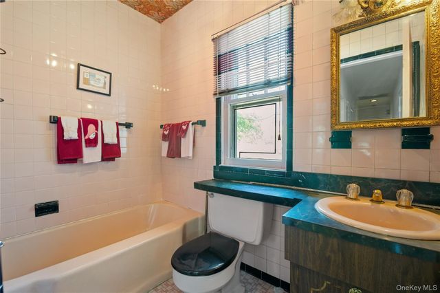 1026 W Broadway, Woodmere, NY 11598