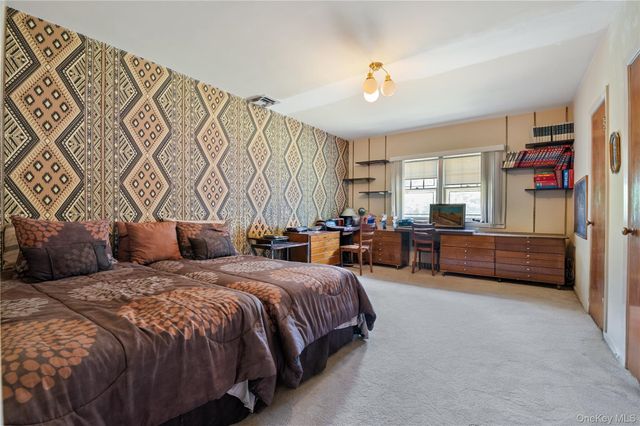 1026 W Broadway, Woodmere, NY 11598