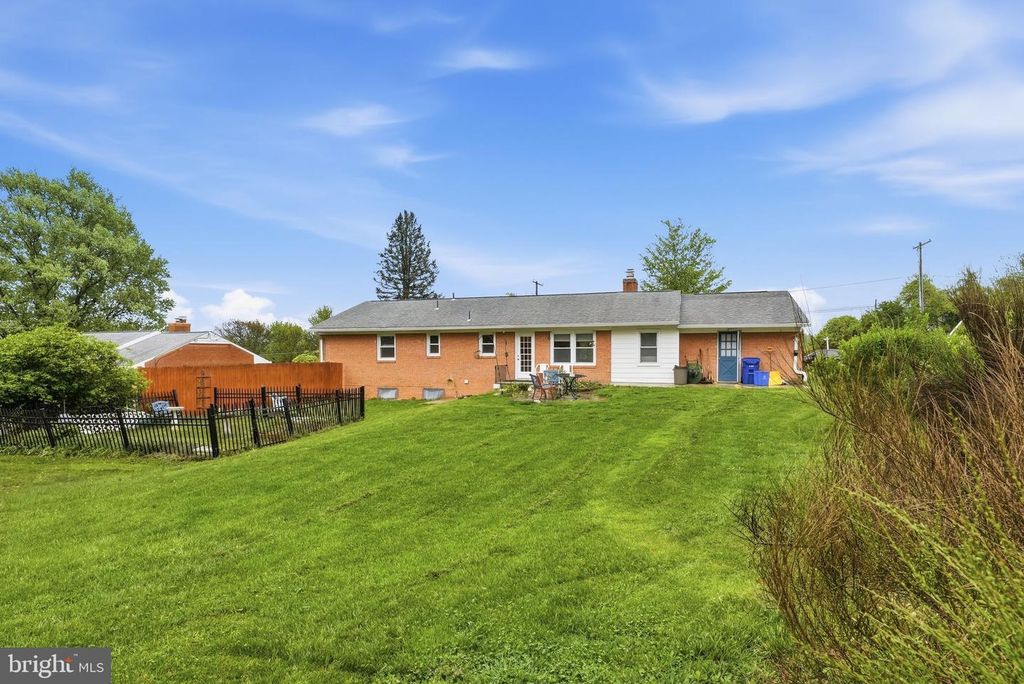 Image 17 of property listing at 26714 HOWARD CHAPEL DR, Damascus, MD 20872