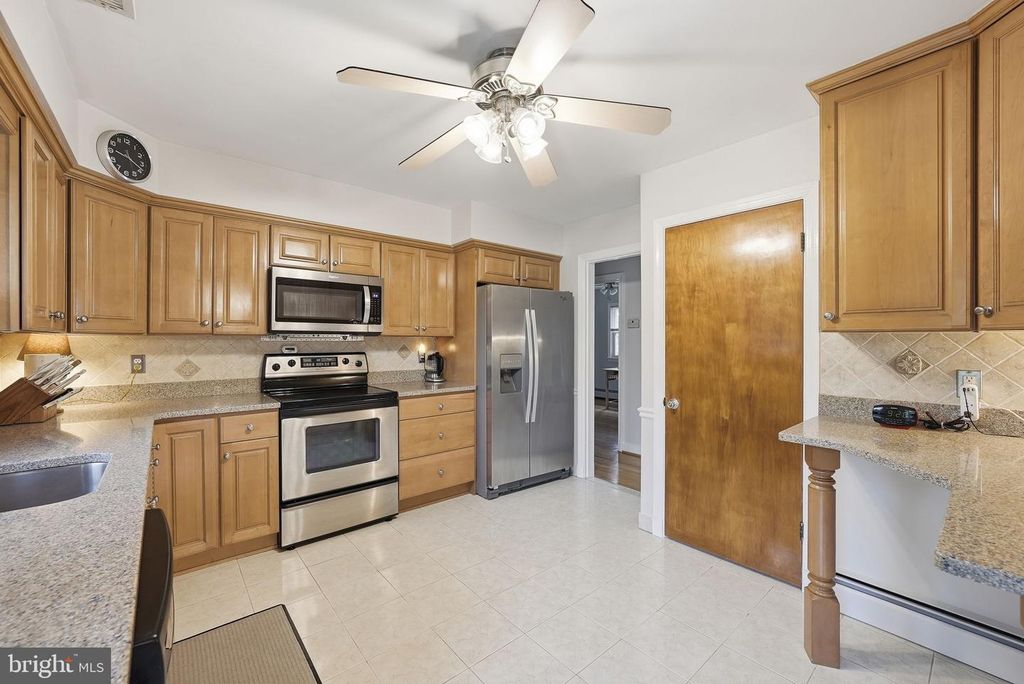 Image 4 of property listing at 26714 HOWARD CHAPEL DR, Damascus, MD 20872
