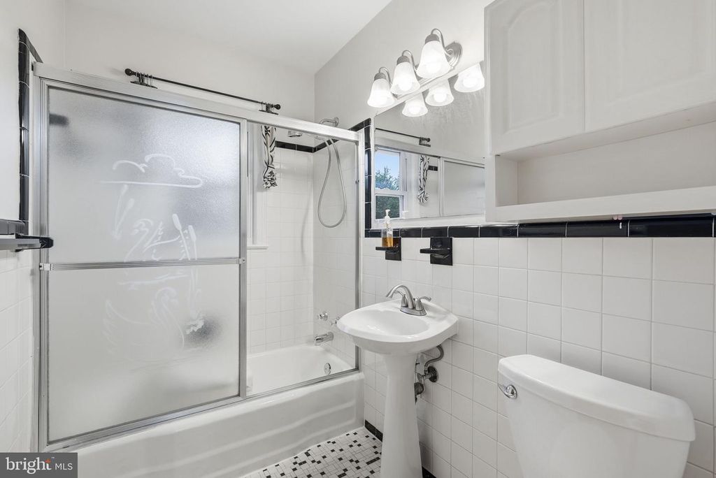 Image 8 of property listing at 26714 HOWARD CHAPEL DR, Damascus, MD 20872
