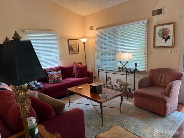 8 Wakefield Court, Monroe, NJ 08831