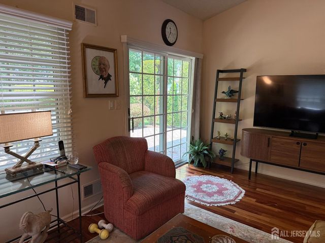 8 Wakefield Court, Monroe, NJ 08831
