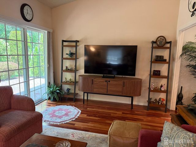 8 Wakefield Court, Monroe, NJ 08831