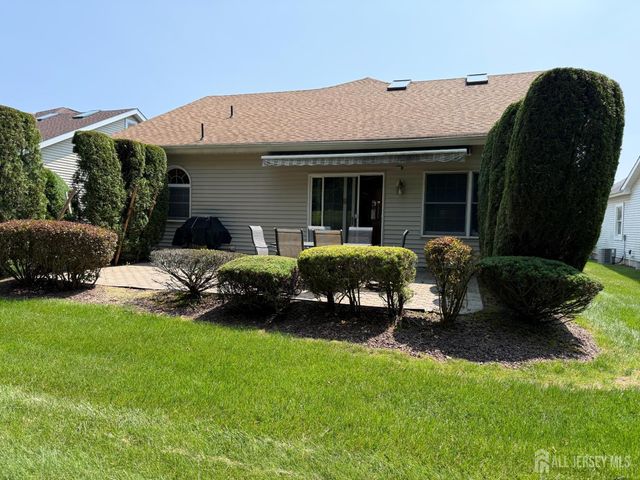 8 Wakefield Court, Monroe, NJ 08831