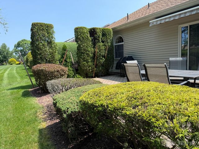 8 Wakefield Court, Monroe, NJ 08831