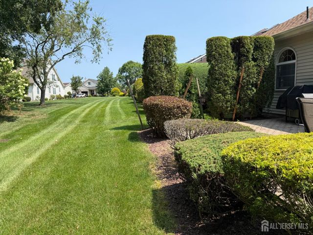 8 Wakefield Court, Monroe, NJ 08831
