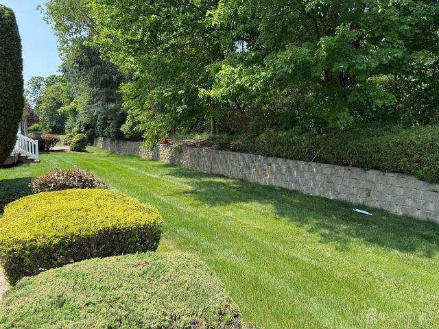 8 Wakefield Court, Monroe, NJ 08831