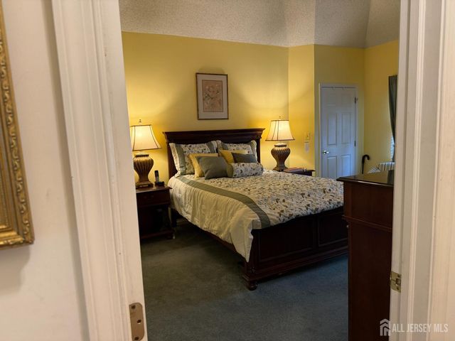 8 Wakefield Court, Monroe, NJ 08831