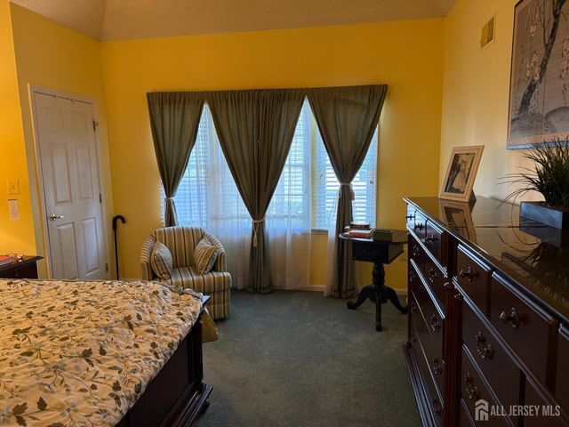 8 Wakefield Court, Monroe, NJ 08831