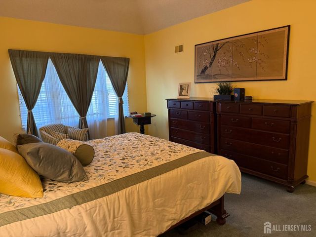 8 Wakefield Court, Monroe, NJ 08831