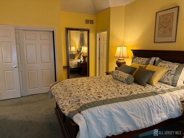 8 Wakefield Court, Monroe, NJ 08831