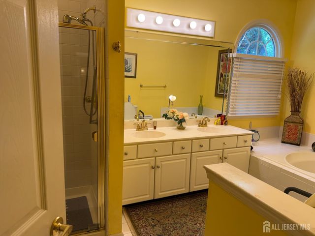 8 Wakefield Court, Monroe, NJ 08831
