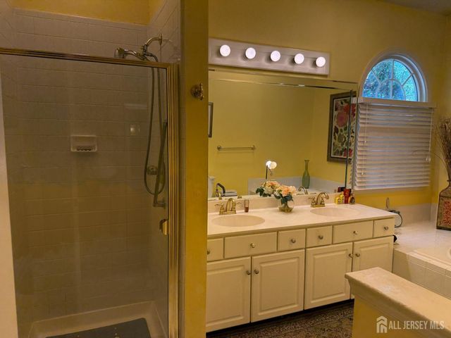 8 Wakefield Court, Monroe, NJ 08831