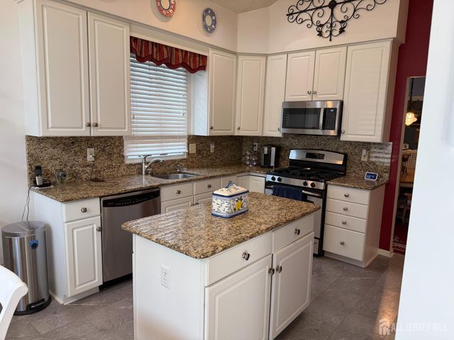 8 Wakefield Court, Monroe, NJ 08831