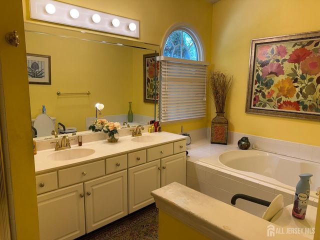 8 Wakefield Court, Monroe, NJ 08831