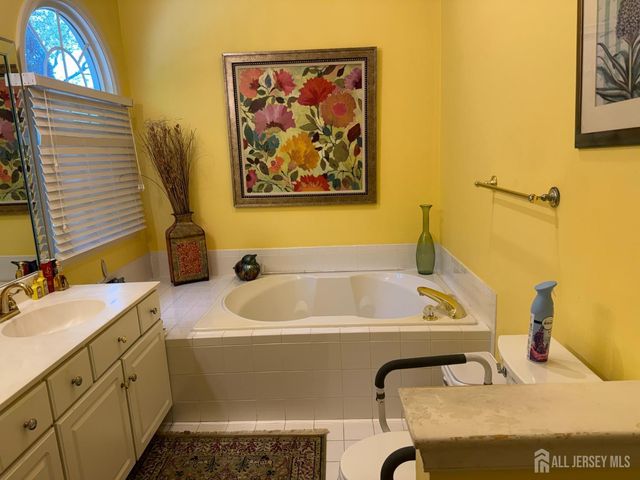 8 Wakefield Court, Monroe, NJ 08831