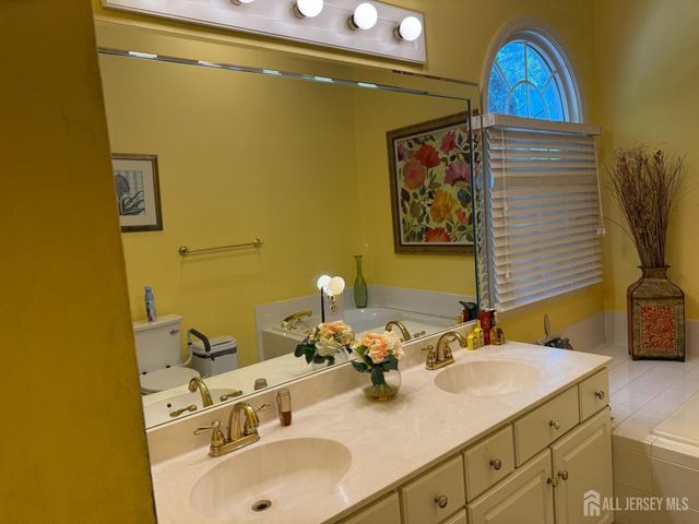 8 Wakefield Court, Monroe, NJ 08831