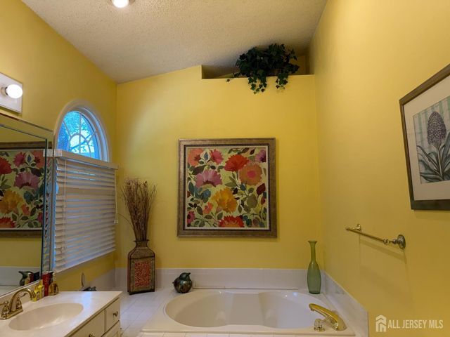 8 Wakefield Court, Monroe, NJ 08831