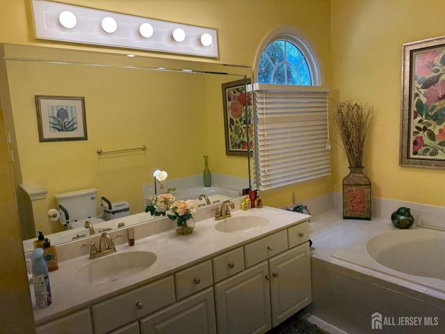 8 Wakefield Court, Monroe, NJ 08831