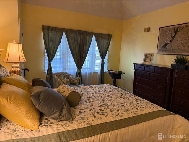 8 Wakefield Court, Monroe, NJ 08831