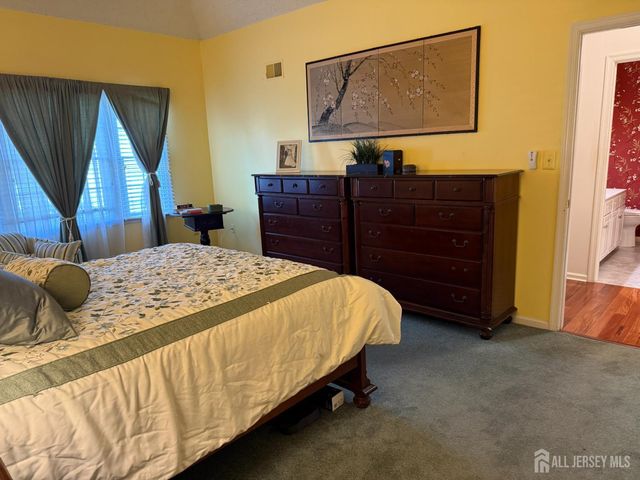 8 Wakefield Court, Monroe, NJ 08831