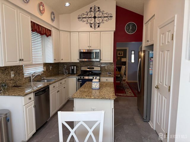 8 Wakefield Court, Monroe, NJ 08831