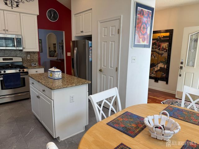 8 Wakefield Court, Monroe, NJ 08831
