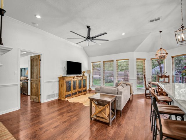 148 Saddle Brook Drive, Hudson Oaks, TX 76087