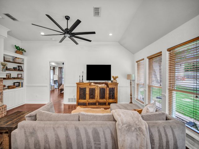 148 Saddle Brook Drive, Hudson Oaks, TX 76087