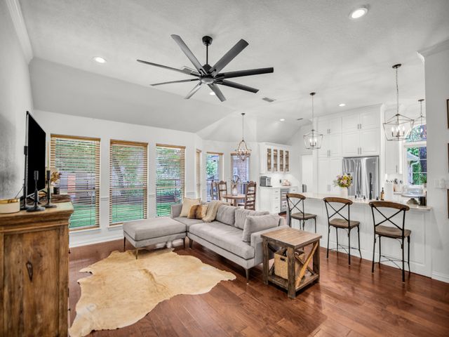 148 Saddle Brook Drive, Hudson Oaks, TX 76087