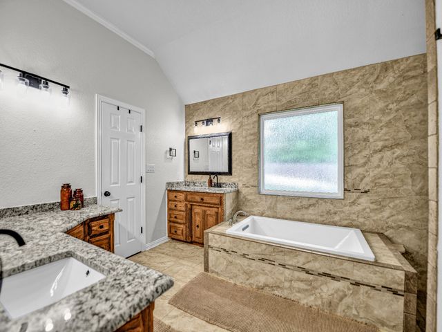 148 Saddle Brook Drive, Hudson Oaks, TX 76087