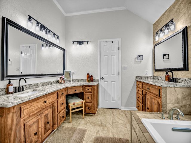 148 Saddle Brook Drive, Hudson Oaks, TX 76087