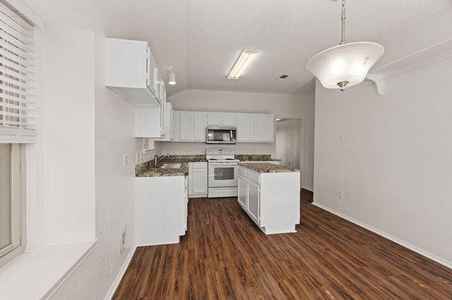 401 Caviness Drive, Grapevine, TX 76051