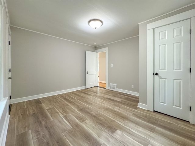 198 School St N, Barre, MA 01005