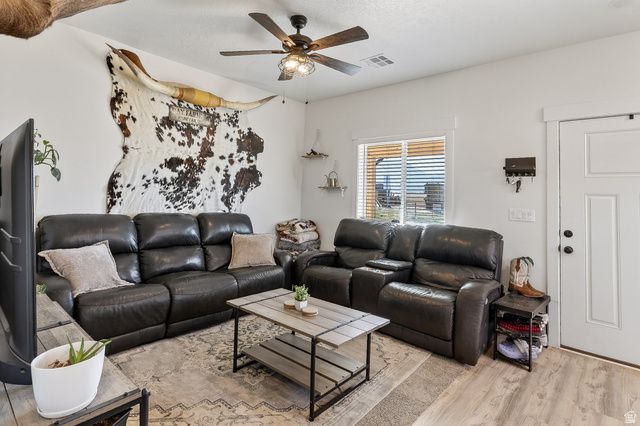 4236 N MAPLE CIR, Enoch, UT 84721