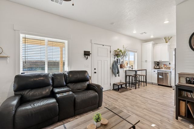 4236 N MAPLE CIR, Enoch, UT 84721